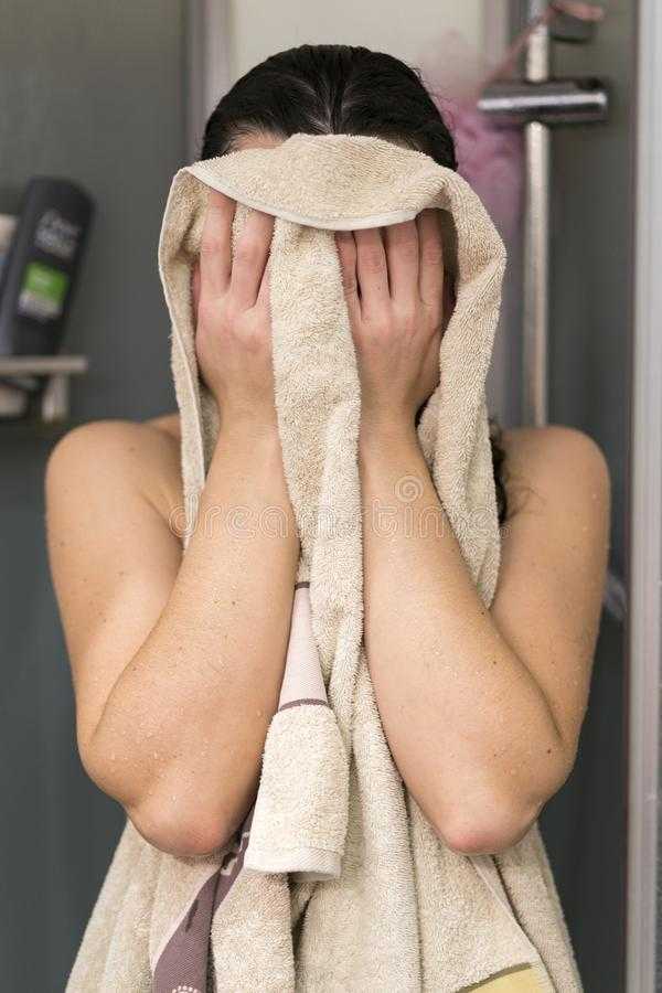Почему нельзя вытирать волосы полотенцем