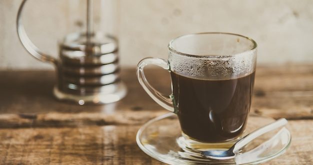 Кофе в состоянии похмелья: бодрящий напиток или скрытая опасность для ослабленного сердца.