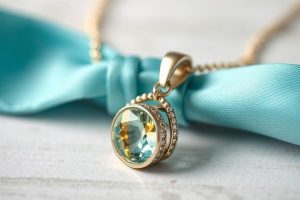 Подарок на память: как выбрать ювелирное украшение, которое будет беречь мгновения