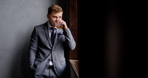 Цена эмоционального выгорания: как скрытые зависимости управленцев разрушают российский бизнес