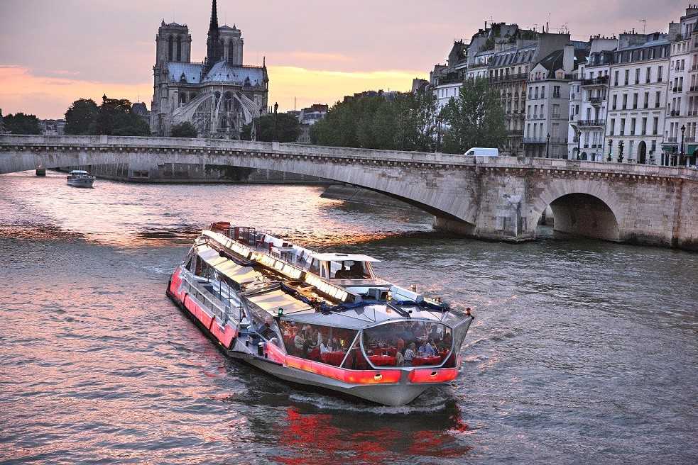 Les bateaux. Bateaux Mouches Париж. Бато муш кораблик в Париже. Речной круиз по сене Париж Bateaux Mouches. Кораблики на реке сена.